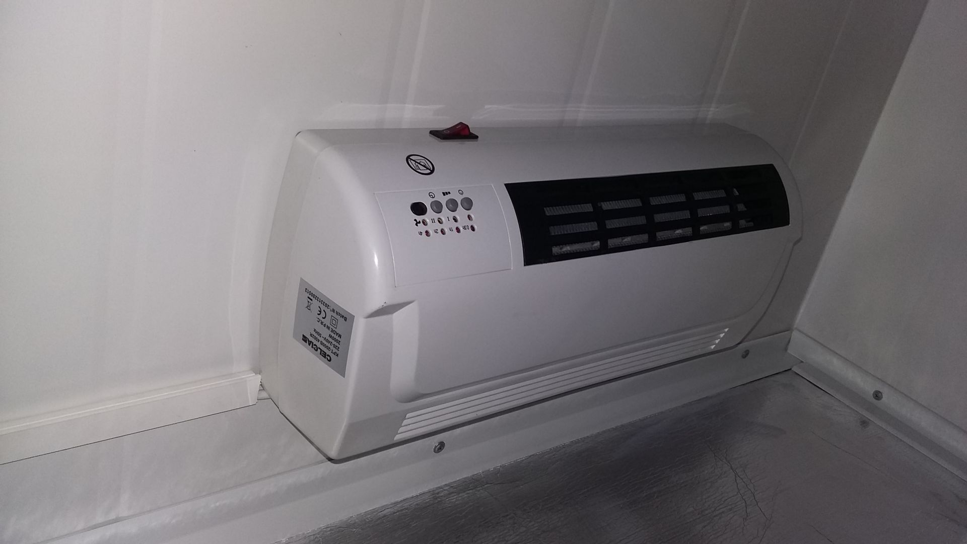 Cabine sanitaire raccordable isolée Liberty Box - panneaux sandwich en acier galvanisé - pour chantier et événementiel_1