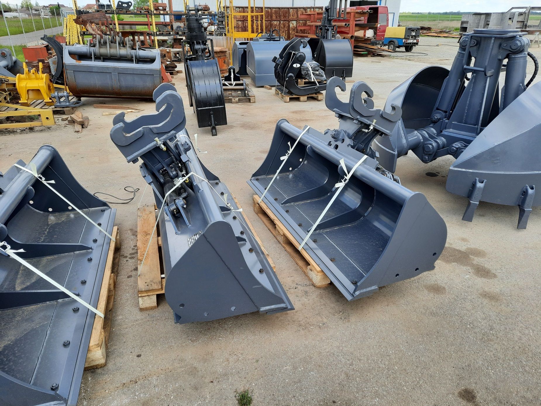 Godet curage inclinable montage connect pour mecalac_0