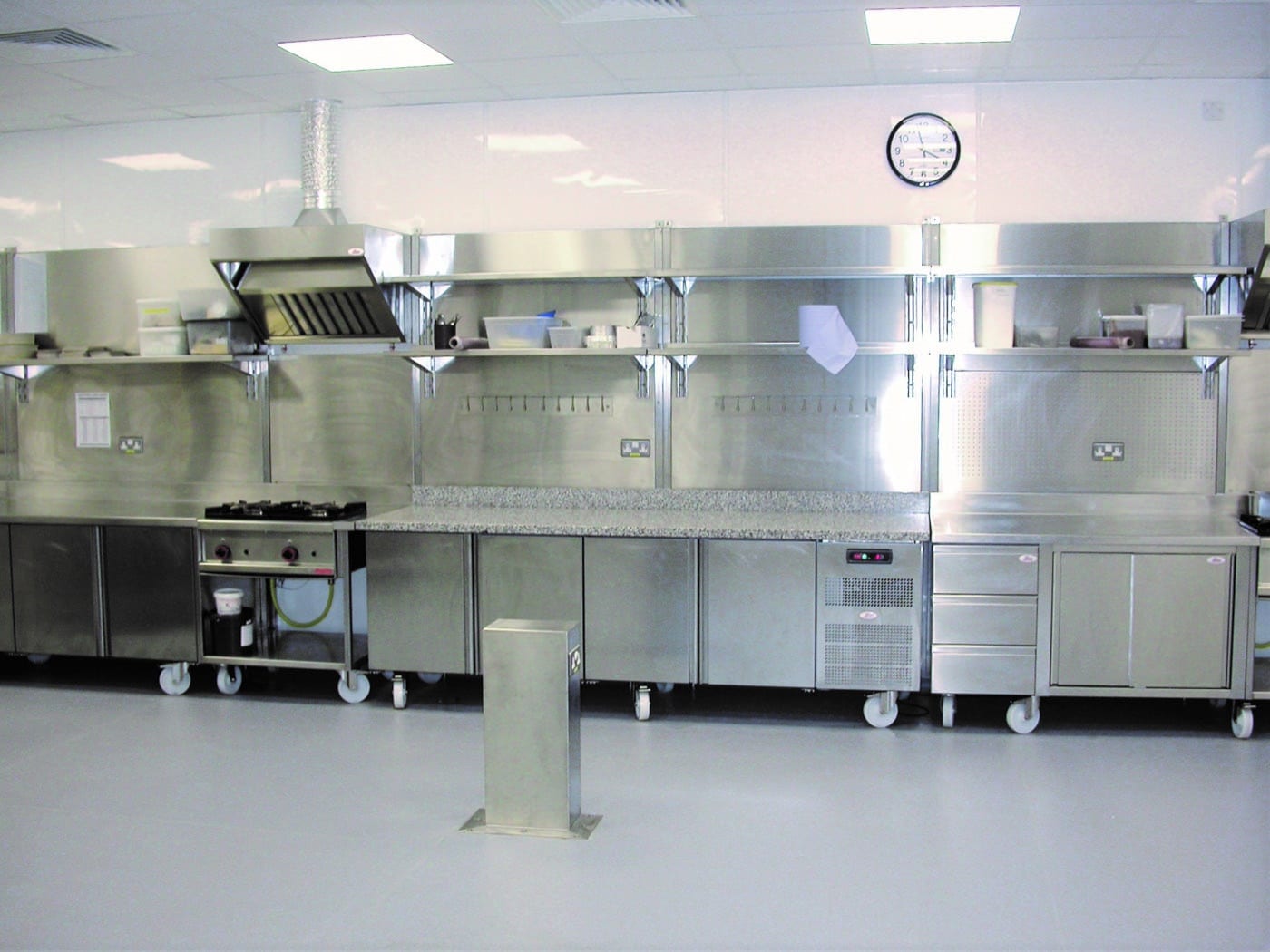 Laboratoire de pâtisserie de 1200m2 -Mobilier, rangement, froid et cuisson_0