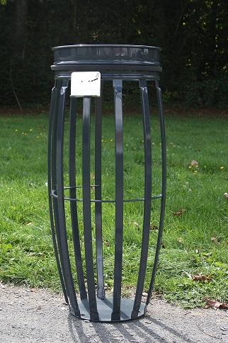 Support sac Vigipirate - Fixation au sol - 80 à 130 litres - Sangle caoutchouc résistante et entourage métallique_0