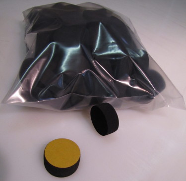 Tampons de mousse élastomère EPDM - diamètre 40mm x épaisseur 18mm - avec ou sans adhésif - sachet de 100 pièces_0