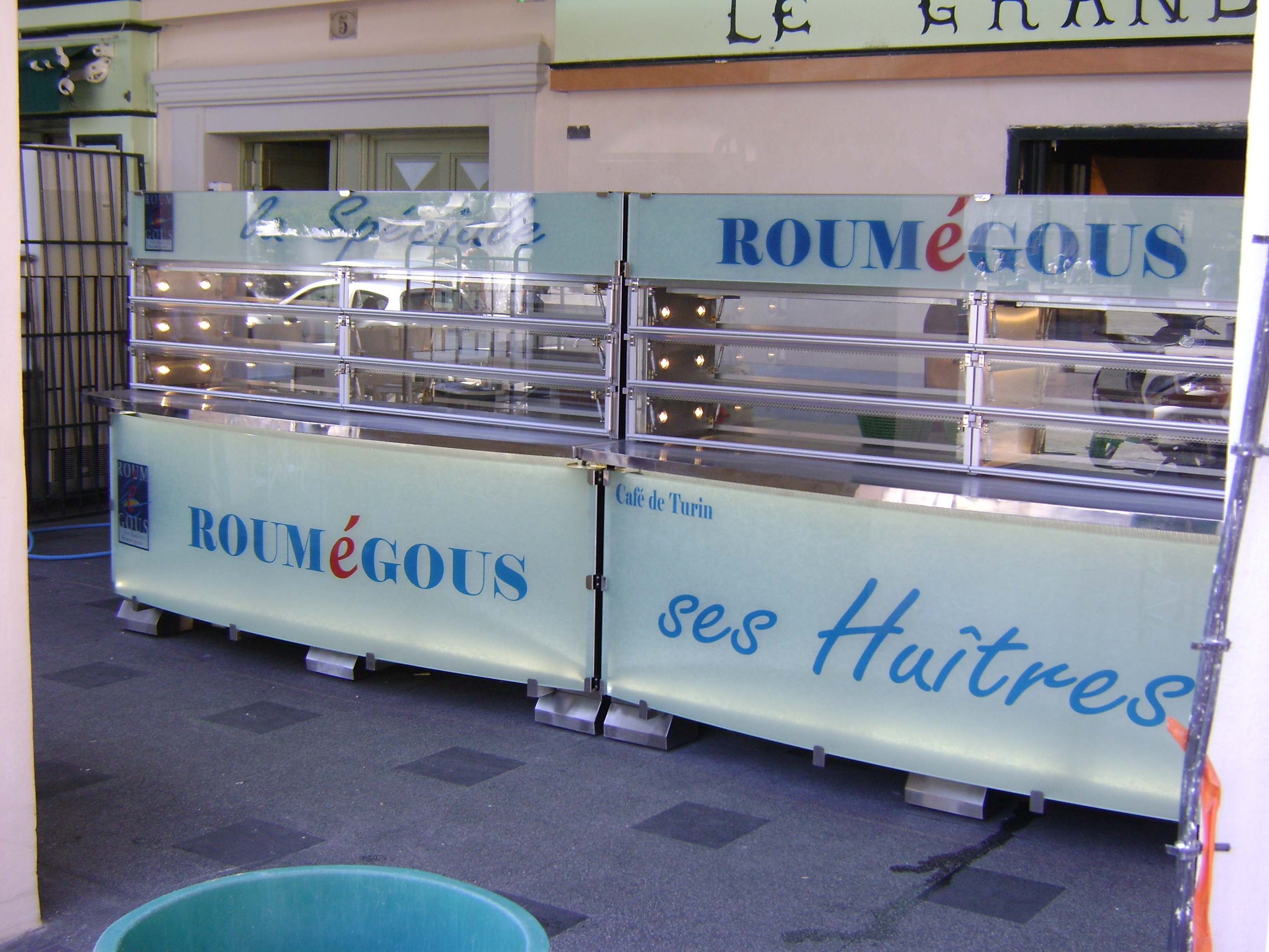 Vitrine à coquillages réfrigérée sur mesure - plusieurs températures selon coquillages crus ou cuits - groupe logé - air brassé_0