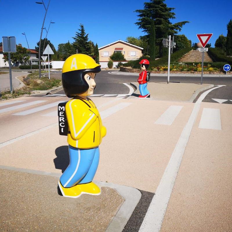 Personnage de signalisation Zak pour école - Fibre de verre et résine polyester - 158 cm de hauteur_0