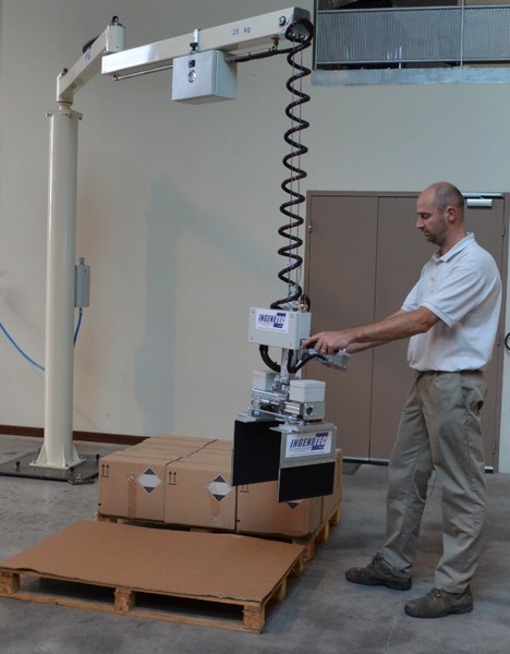 Potence a cable ingenitec  avec pinces de prehension pour cartons_0