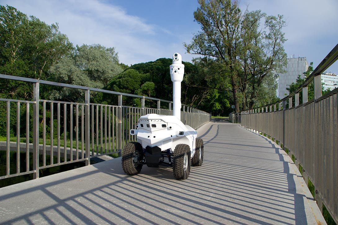 Argus - robot de surveillance - smp robotics - avec caméras thermiques passives intelligentes_0