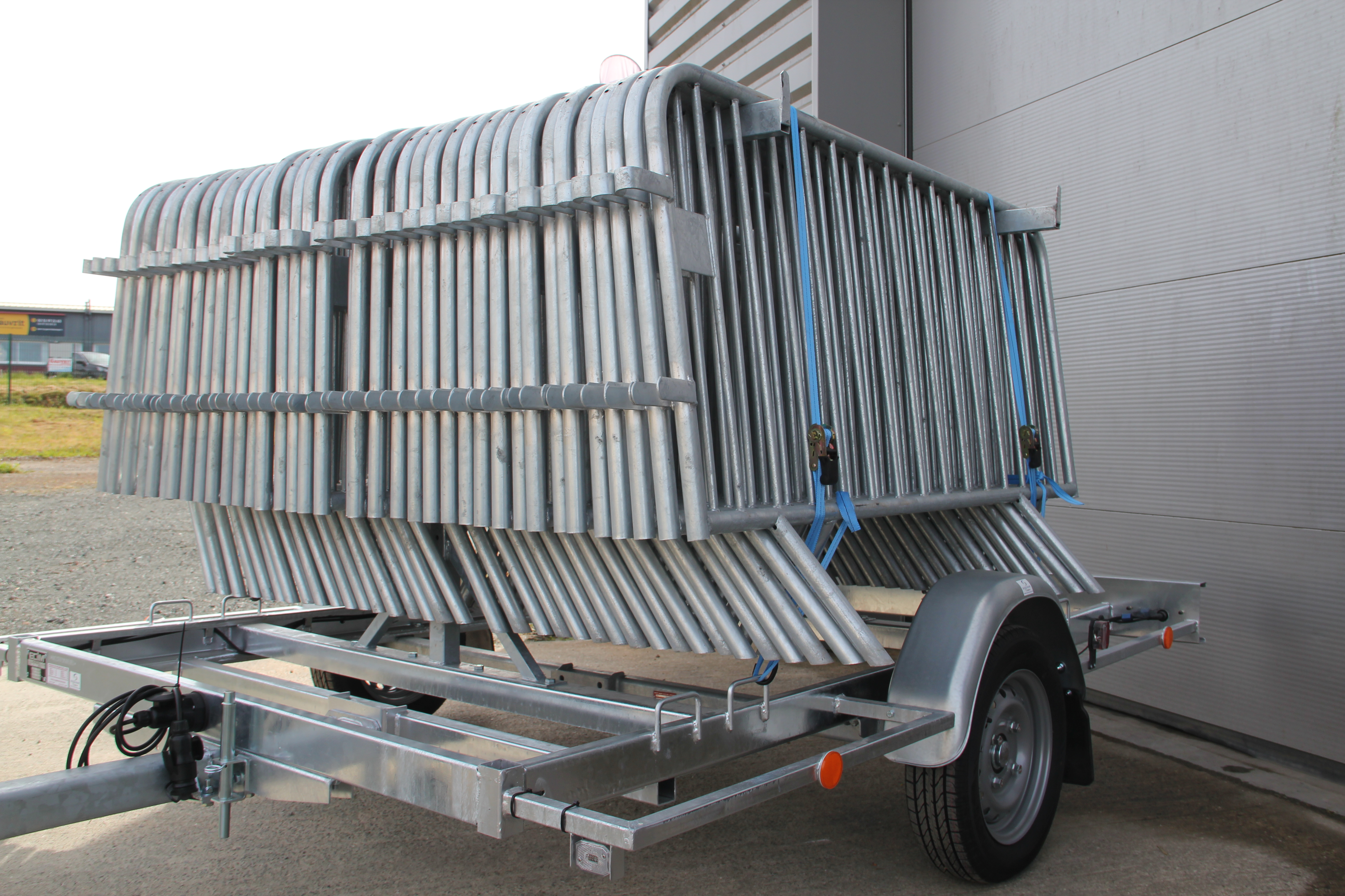Remorque porte-barrières 38 unités - PTAC 750 kg - SODIMAR avec roues 155/70 R13 et châssis galvanisé_0