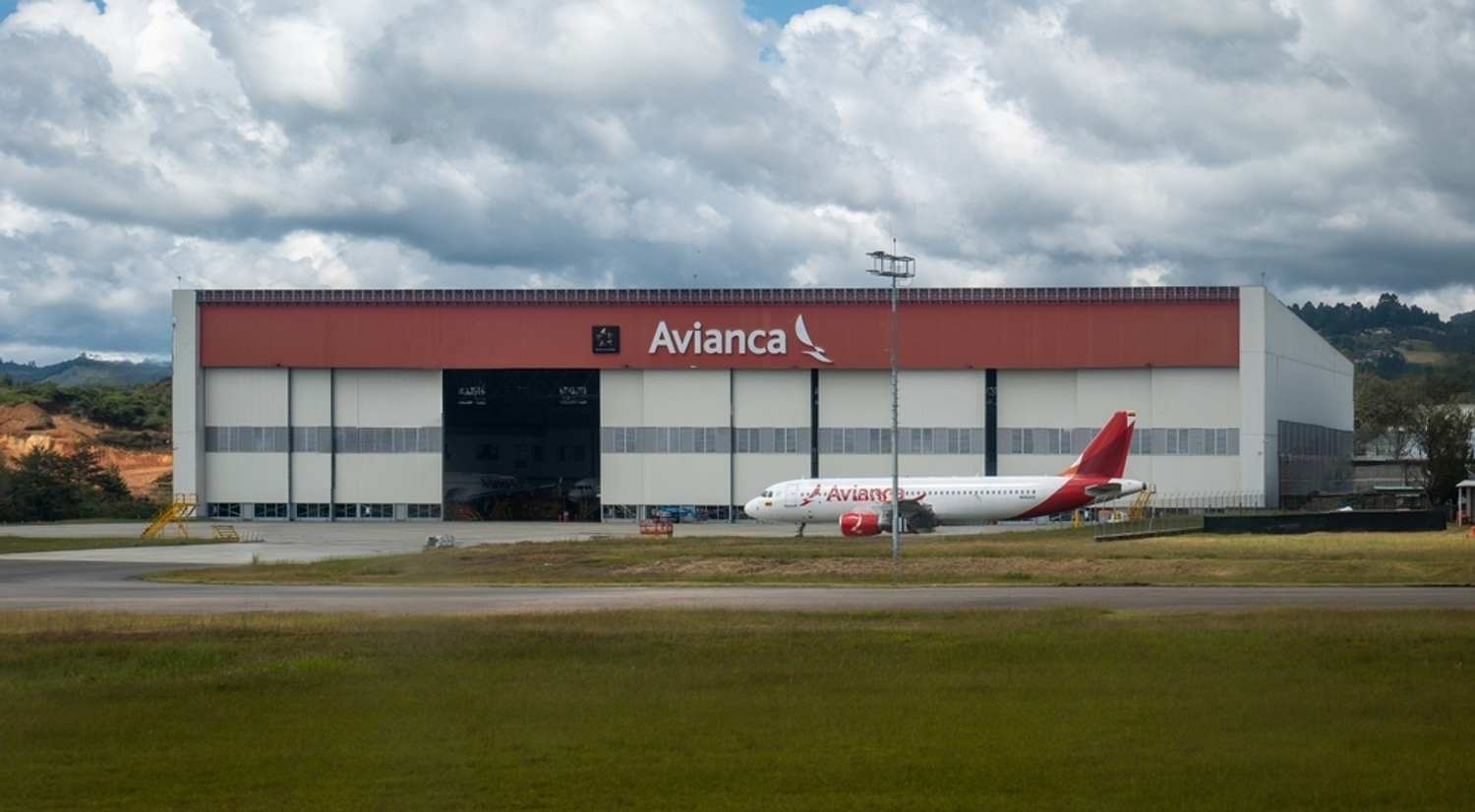 Porte rapide à empilement composée d'une structure en acier à treillis, conçue pour les entrepôts, des hangars pour l'aviation civile ou militaire - MegaGO_0