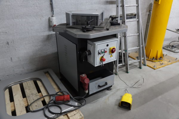 Encocheuse d'occasion AMADA SAF 206 - longueur de coupe 205mm, puissance 3kW, angle 90°_0