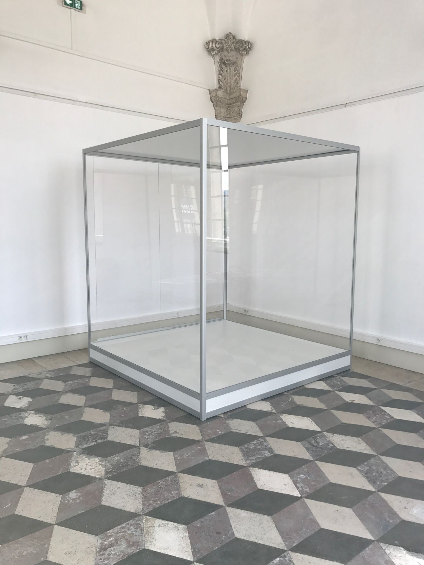 Service de location de vitrines d'expositions pour la mise en valeur des produits et artefacts_0