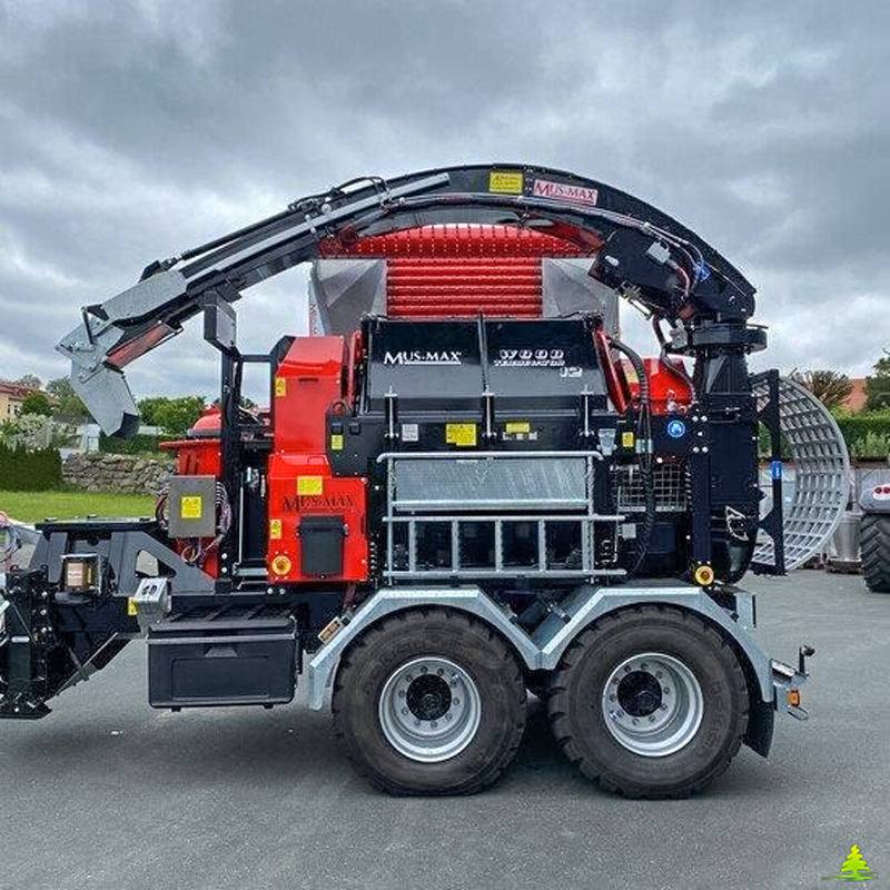 Broyeur de branches avec grue