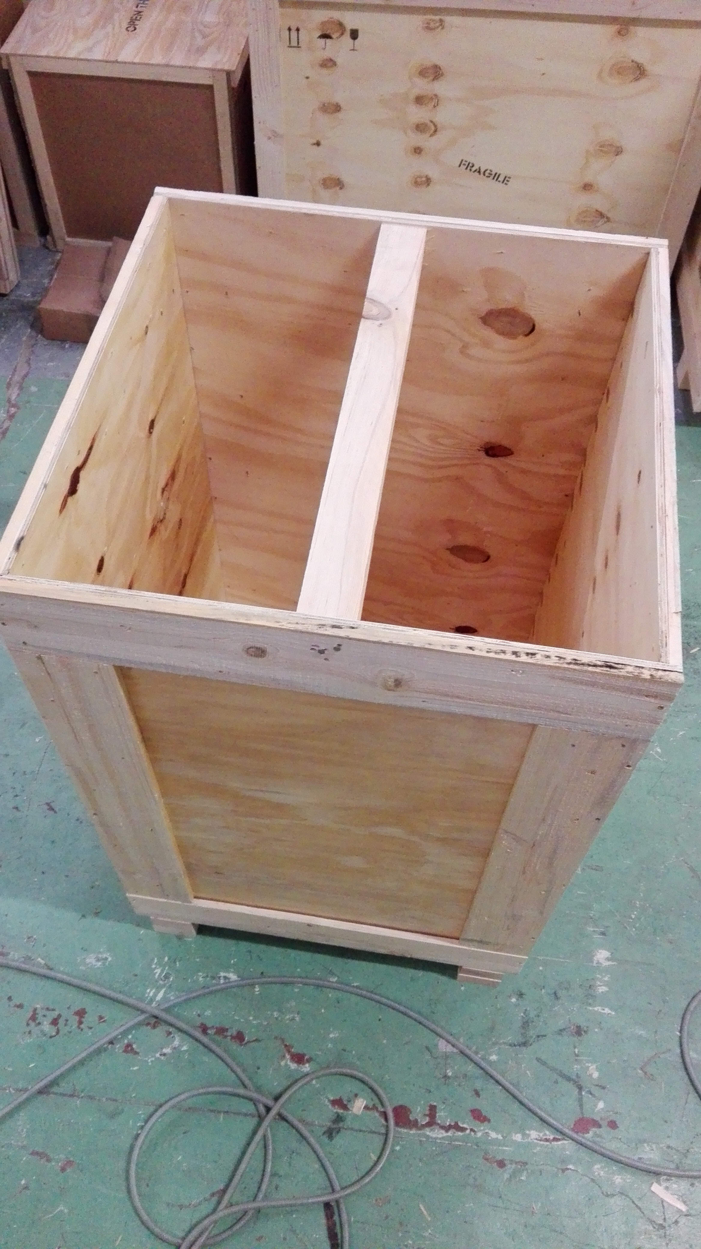 Caisse en bois à penderie, sur mesure idéale pour le transport de luminaire (lustre), d'oeuvre indépendante du sol et des vêtements,...- LEC EMBALLAGES_0