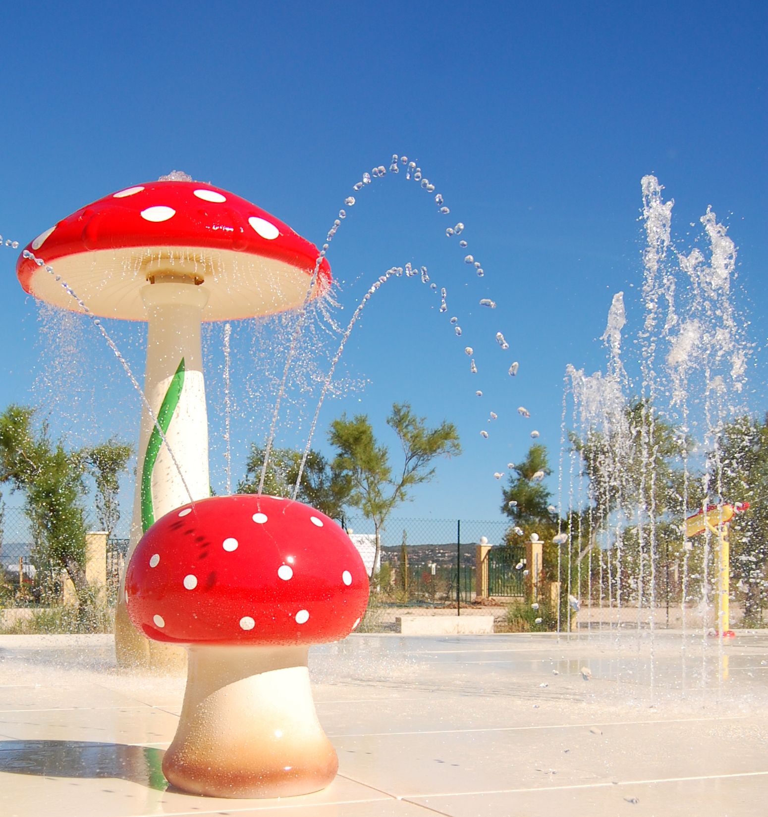 Jeux aquatiques - ludiques et colorés - avec options de pompe manuelle et bouton temporisé_0