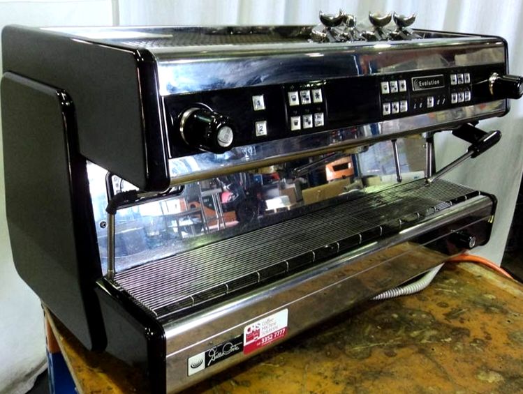 Machine à café professionnelle La Cimbali Evolution semi-automatique 2 groupes_0