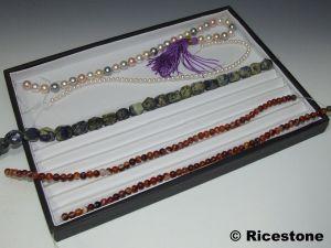 2B) PLATEAU ENFILAGE PERLES 25 X 35 CM, ECONOMIQUE.