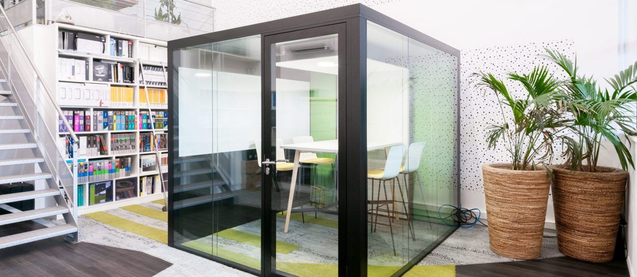 Cloison amovible et acoustique de bureau - Omnidec - personnalisable, connectée et fonctionnelle_1