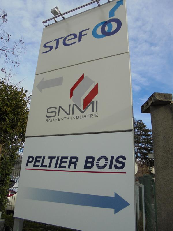 Signalétique extérieure - Totems, panneaux routiers, banderoles et supports sur mesure_0