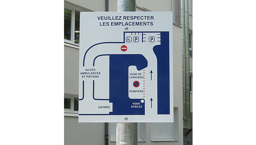 Panneau directionnel, outil indispensable pour guider les gens dans les villes, les lieux publics et les événements_0