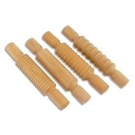 LOT DE 4 ROULEAUX DE 21 CM EN BOIS MASSIF AVEC EMPREINTES DIFFÉRENTES.