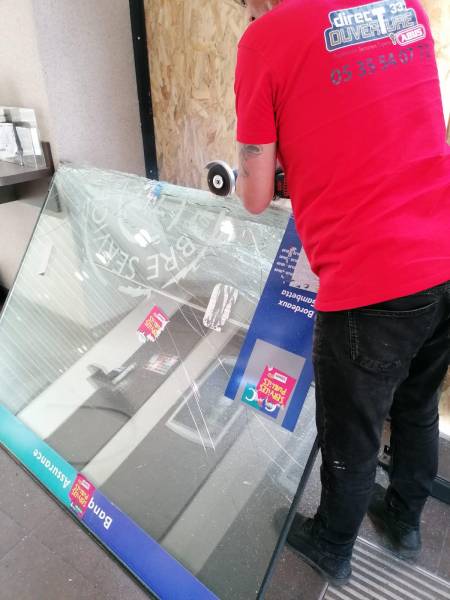 Vitre de magasin - Remplacement rapide et sécurisé à Bordeaux par Direct Ouverture_1