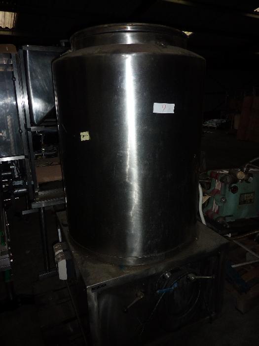 Cuve double enveloppe inox 350 litres d'occasion - Vaton Mau avec groupe de froid sur socle carré_0