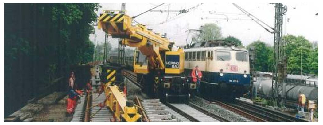 Multi tasker 810 grue ferroviaire - kirow - 50 à 125 t_0