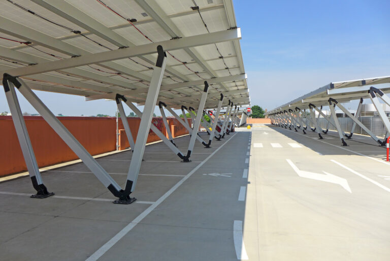 Ombrière photovoltaïque en aluminium sur fondations avec ancrage plaques acier - Pensilsole Middle/Maxi_0