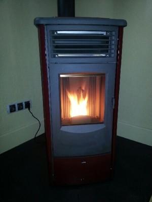 Poêle à granulés CLEO - finition acier bordeaux, télécommande et humidificateur - installation à Belcodène (13)_0