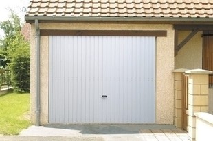 Porte de garage basculante tablier métallique avec portillon gauche_0