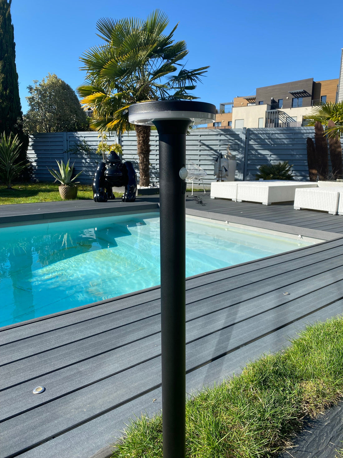Borne solaire noire Living pour piscine - éclairage économique avec 3 modes et USB intégré_0