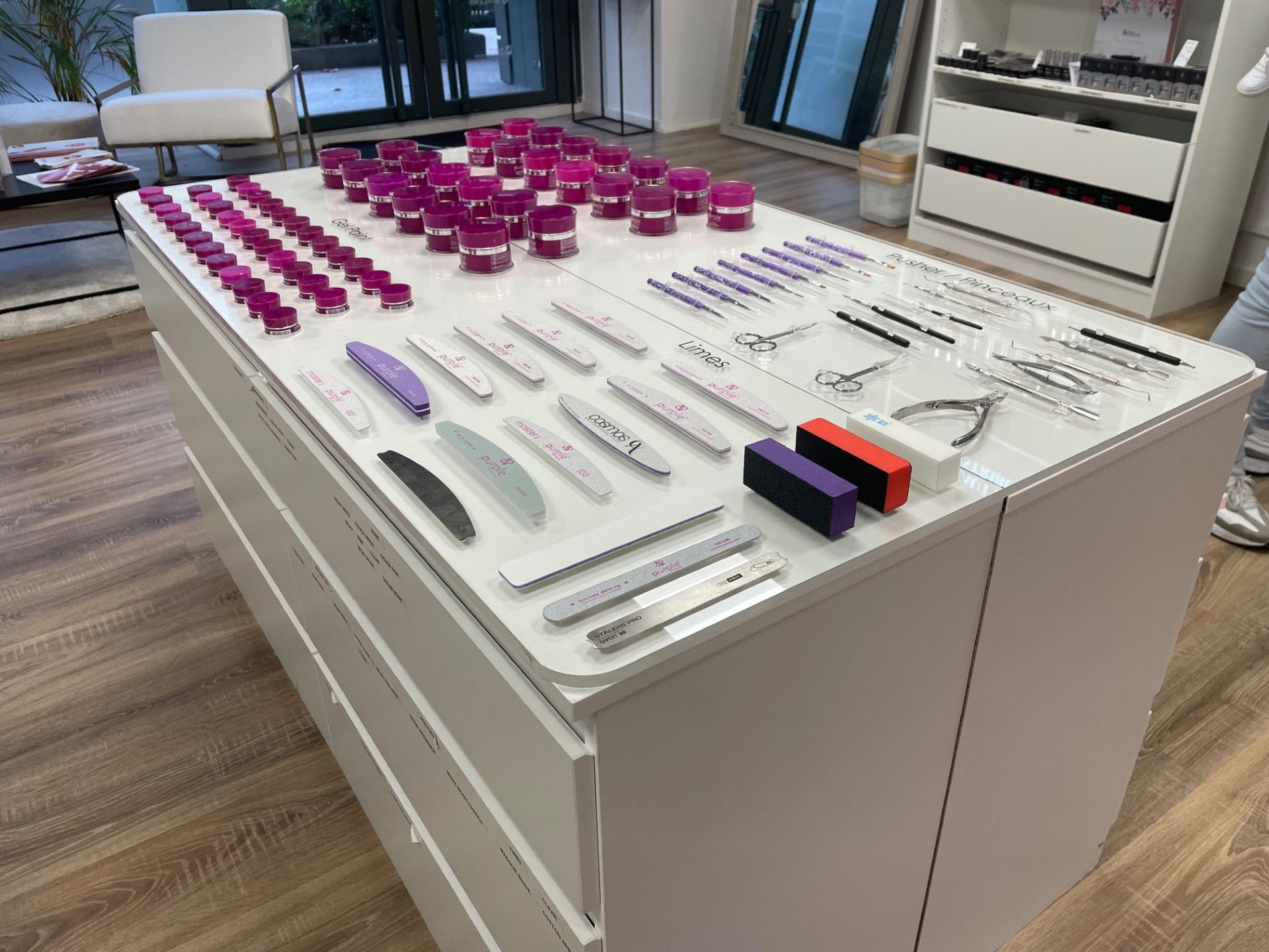 Présentoirs en plexiglas pour boutiques - élégance, polyvalence et personnalisation_0