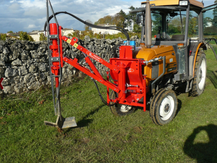 Tarière à construction mécano-soudée avec déport hydraulique pour vignes de 1m30 à 2m - Pare-fil et amortisseur_0