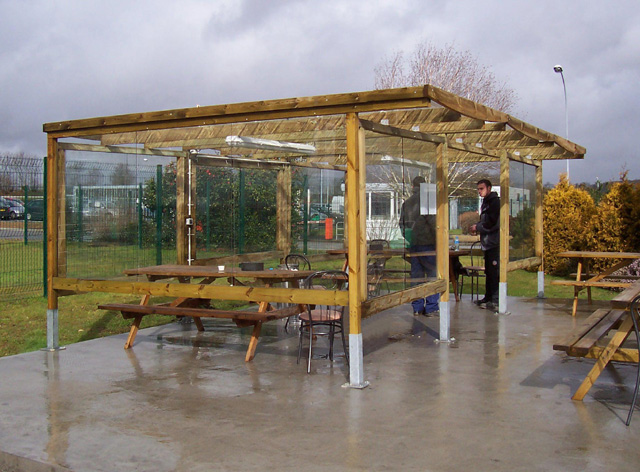 Espace détente en bois MIGA - Abri fumeur résistant aux intempéries avec structure durable_0