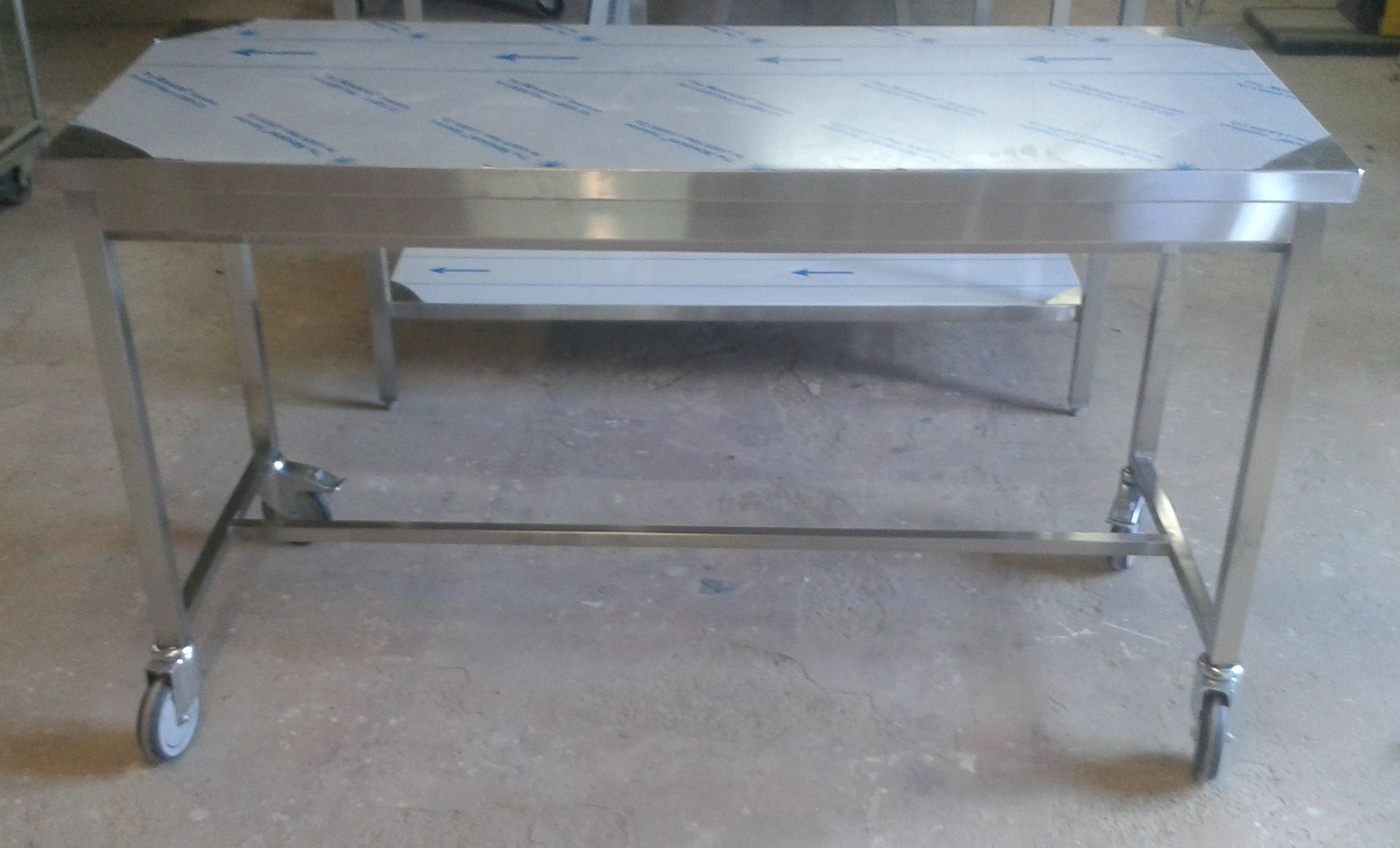 Table mobile inox - sur roues, piètement tube carré 35x35, traverses 25x25, renfort en inox ou bois_0