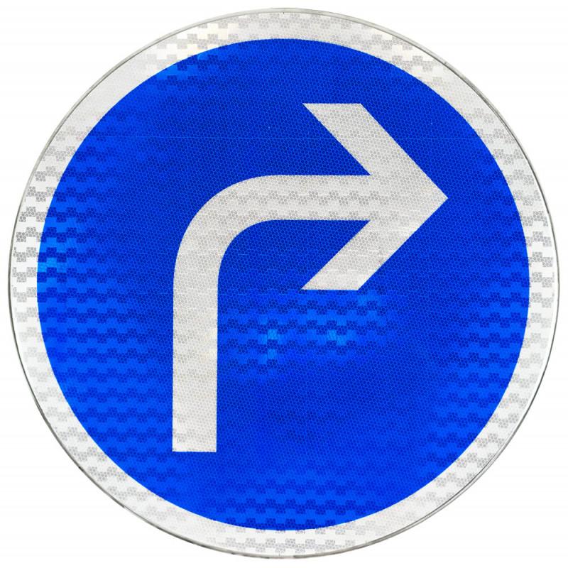 Panneau d'obligation B21C1 - Direction obligatoire à droite à la prochaine intersection - WP Signalisation_0