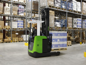 R100 - Chariot à mât rétractable CESAB avec design ergonomique et haute manœuvrabilité_0