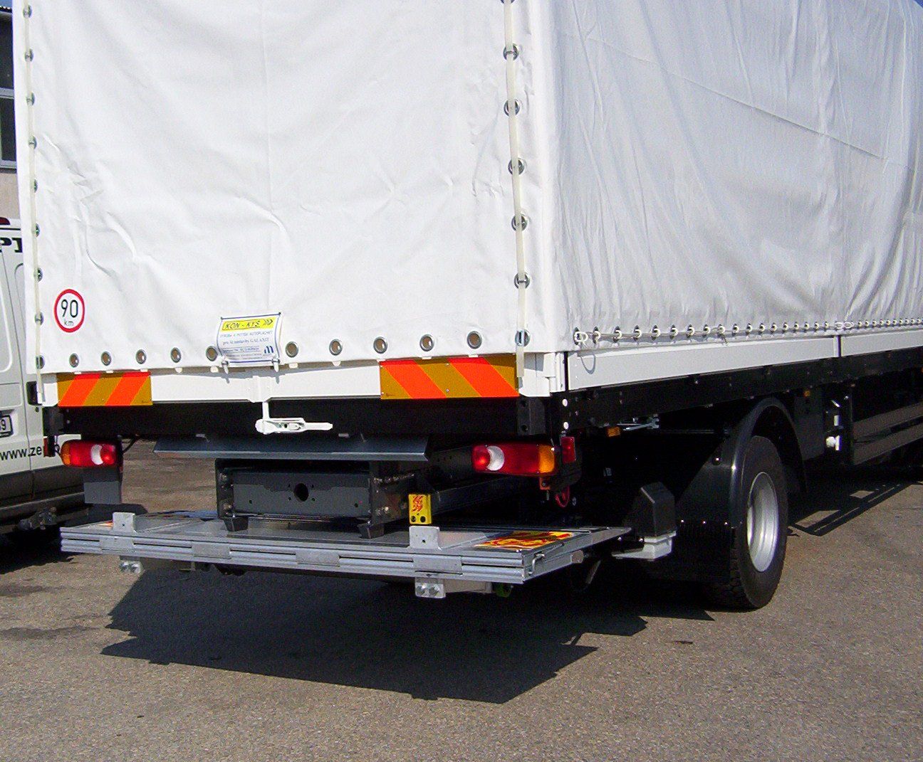 SZH 100 - Hayon élévateur rétractable - Hiab Zepro - 1000 kg - Plateforme repliable et montage sous camion_0
