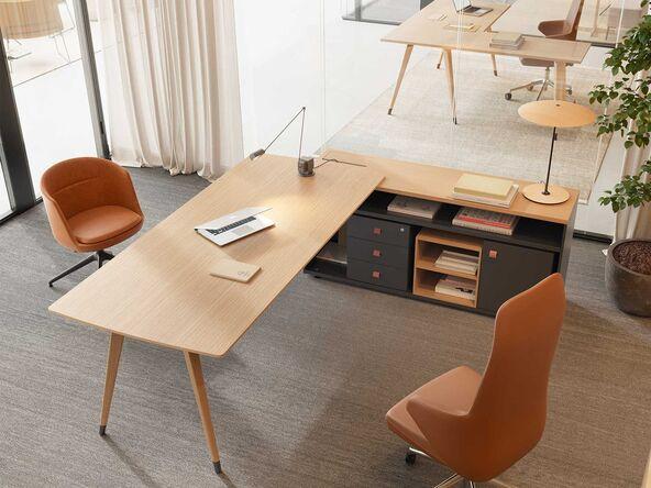 Bureau en placage bois avec pieds en bois massif de chêne sur crédence Cooper Guialmi_0