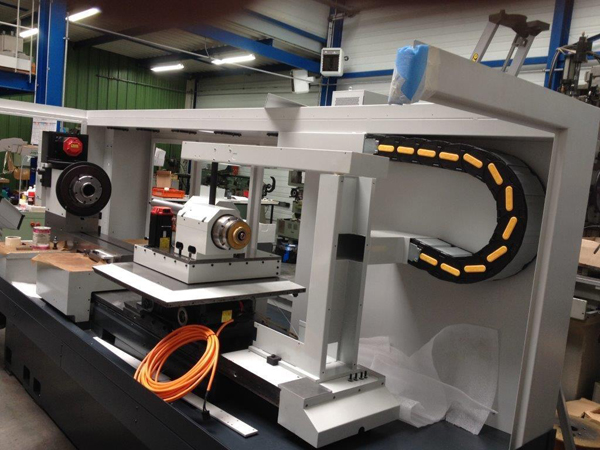 Rétrofit électrique et mécanique - Rectifieuse cylindrique Voumard 400 avec cabine étanche et mise en géométrie_0