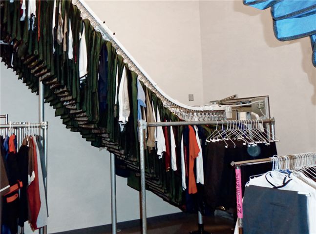 Distributeur automatique de vêtements suspendus pour uniformes du personnel, DAV_1