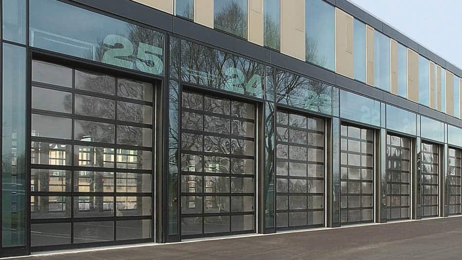 Porte sectionnelle industrielle durable et fiable - Hauteur : 2250 à 6000 mm - Largeur : 2000 à 8000 mm - KONE_1