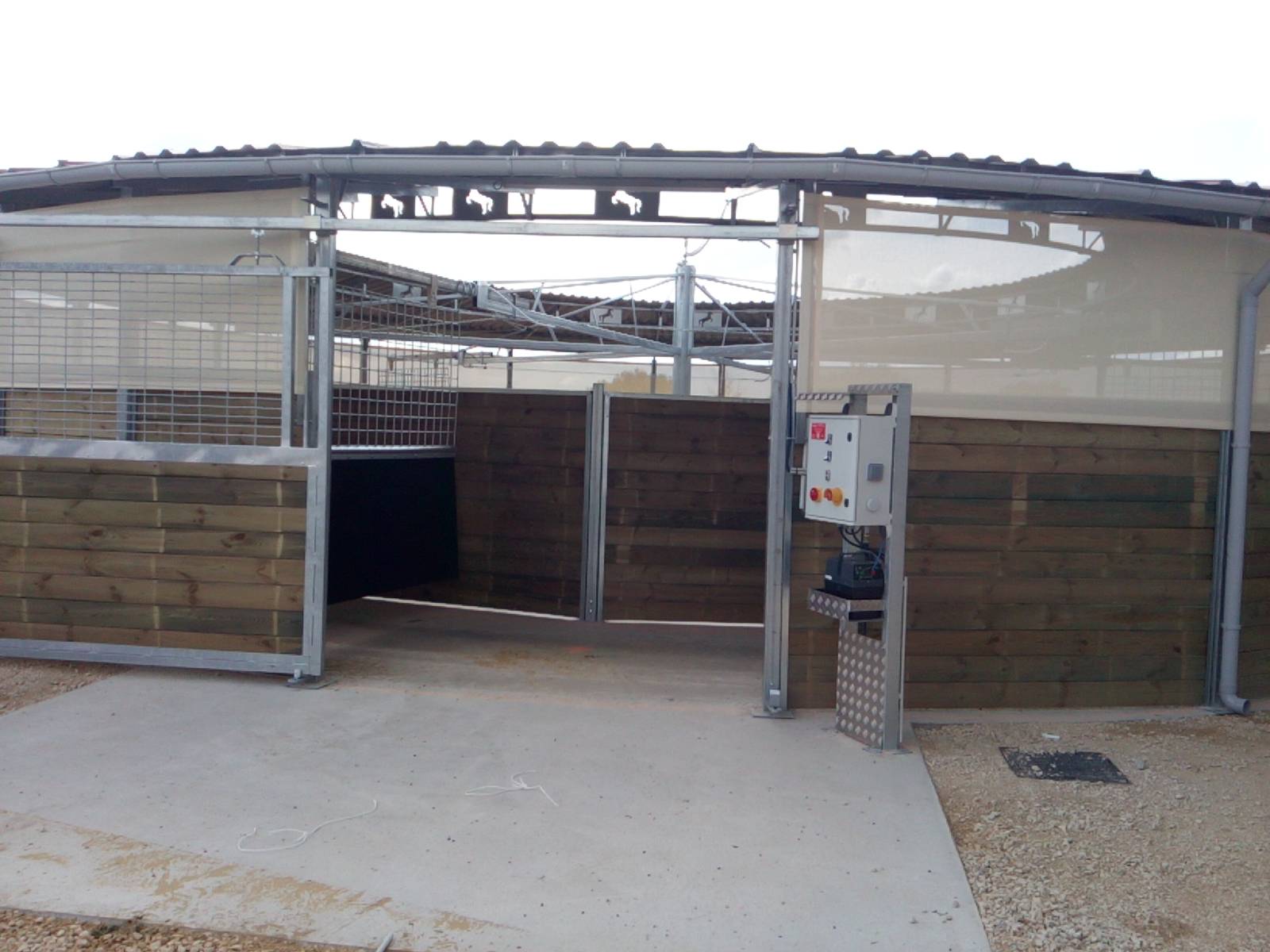 Marcheur CTL circulaire, semi couvert pour chevaux - Modèle en bois 4 à 8 places - Diamètre 12 à 20 m_0