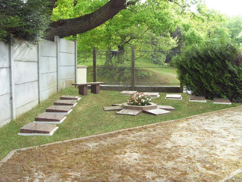 Sépultures enterrées - Marguerite - Granimond - Granit massif pour 3 urnes par famille_0