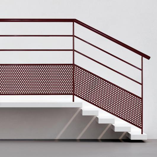 Balcon et rampe contemporain - Main courante tube Ø42 - Poteaux fer plat 40x10 - Lisse intermédiaire tube Ø17 - Tôle perforée de 2_1