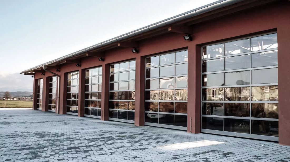 Porte sectionnelle industrielle sur mesure - Fiable, personnalisable et adaptée à tout projet de construction_0