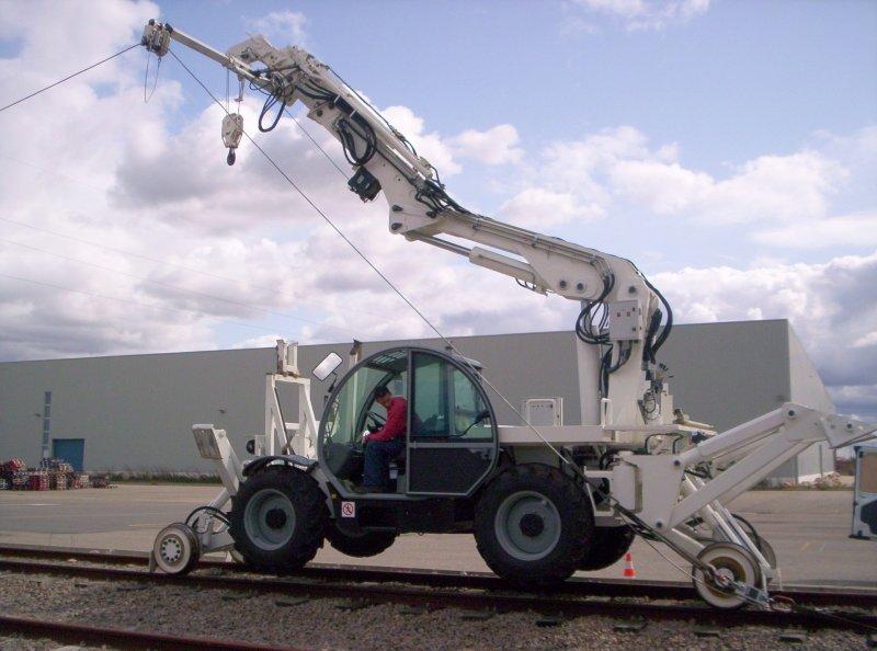 Engin rail/route de pose caténaires GENIRAIL - Multifonctionnel avec grue pose-poteaux et motorisation diesel PERKINS 76 kW_0