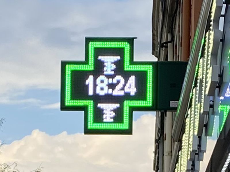 Petite croix de pharmacie à diode 45cm avec 320 leds_1
