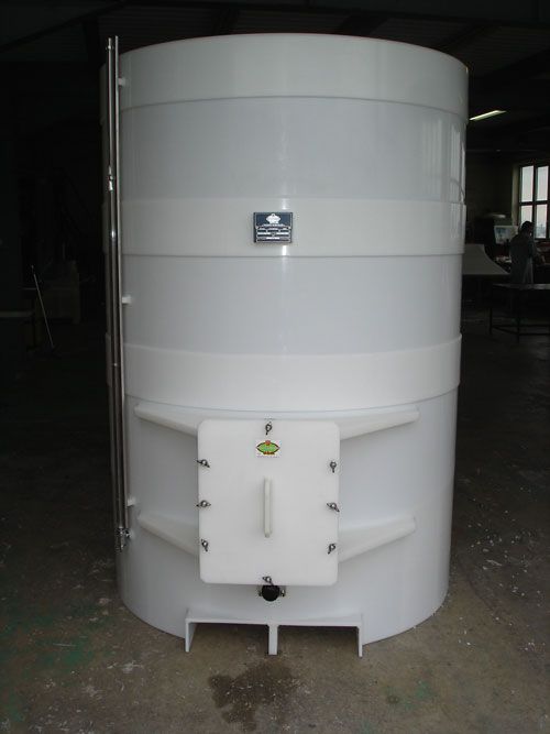Cuve à vin rouge - 28,50 HL au débordement - Fond en pente inclinée avec grille de filtration inox_0