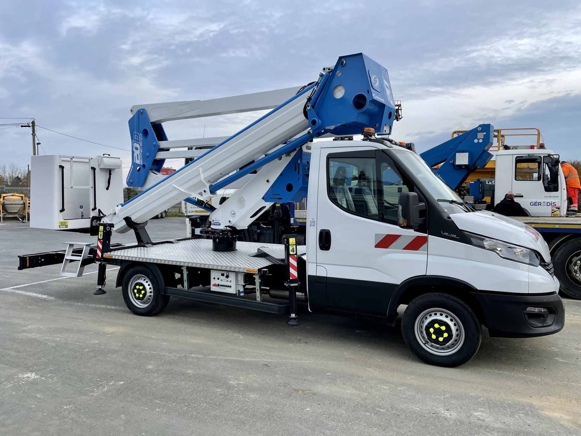 Camion nacelle avec hauteur de travail de 20 mètres
