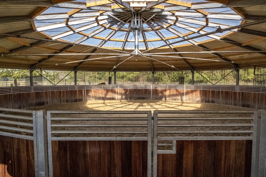 Marcheur suspendu couvert pour chevaux avec rond de longe - 6 à 12 chevaux - Réalisation sur mesure_0