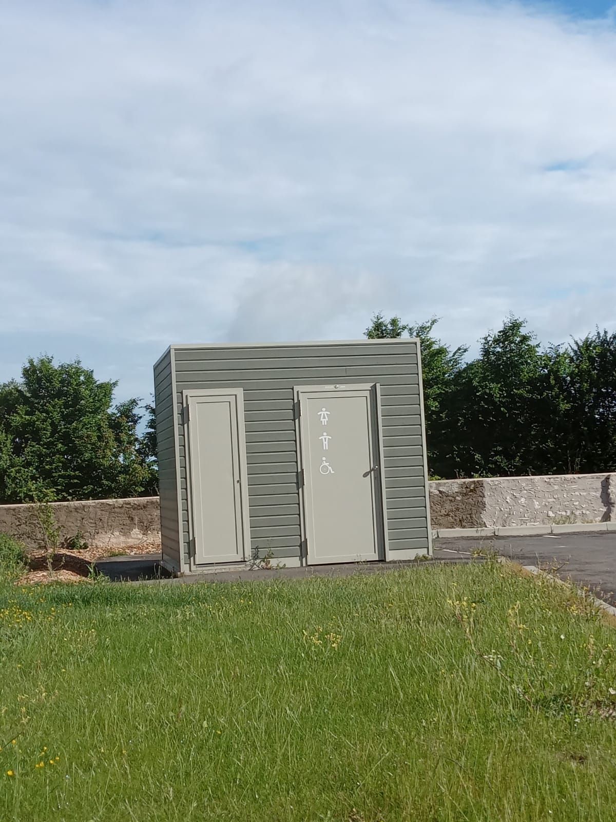 Module sanitaire avec lave-mains et lavage sol automatiques - Dimensions 3,05m x 2,45m - Dalle béton carrelée_1